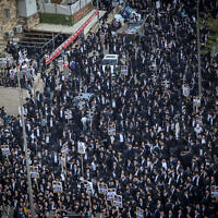 Thousands of ultra-Orthodox men protest against the drafting of Haredim to the IDF, Jerusalem, April 11, 2024. (Yonatan Sindel/Flash90)