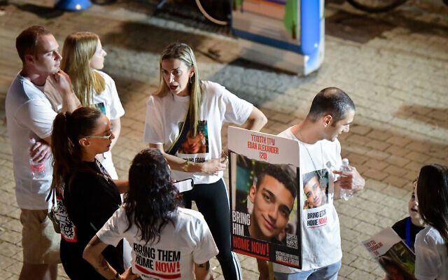 Hostage advocates at the Tel Aviv Night Run on April 17, 2024. (Avshalom Sassoni/Flash90)