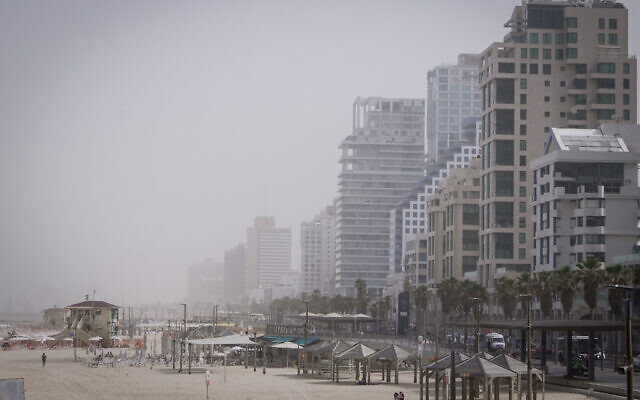 Hazy weather over Tel Aviv amid high levels of air pollution, April 18, 2024 (Avshalom Sassoni/FLASH90)