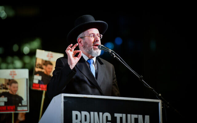 Ashkenazi Chief Rabbi David Lau speaks during a rally calling for the release of Israelis held kidnapped by Hamas terrorists in Gaza at 'Hostages Square' in Tel Aviv, April 18, 2024. (Avshalom Sassoni/Flash90)