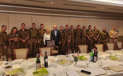 Prime Minister Benjamin Netanyahu and his wife Sara, center, celebrating the Passover seder with IDF soldiers whose families live abroad, in Jeruslaem, April 22, 2024. (GPO)