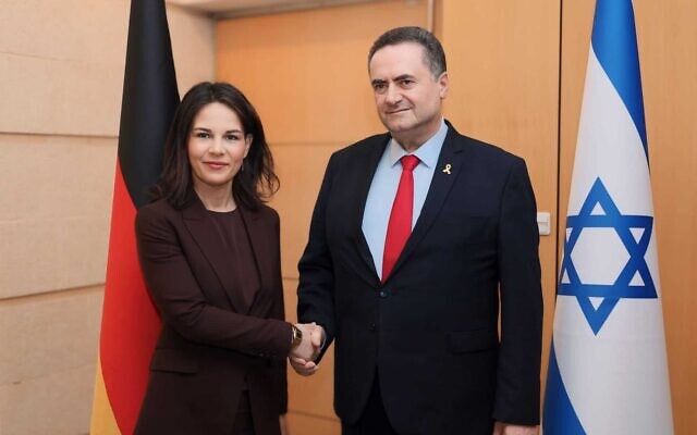 Foreign Minister Israel Katz (r) meets with his German counterpart Annalena Baerbock in Jerusalem on April 17, 2024 (Sivan Shahor/GPO)