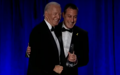 Israeli journalist Barak Ravid (R) poses for a photo with US President Joe Biden (L) after winning the White House Correspondents Association's Aldo Beckman Award for Overall Excellence in White House Coverage, at the WHCA annual dinner gala in Washington, April 27, 2024. (Screen capture: Youtube/C-SPAN, used in accordance with Clause 27a of the Copyright Law)