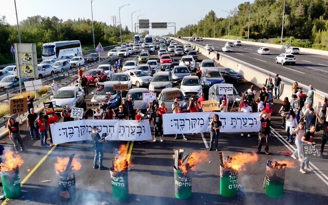 Tel Aviv-Jerusalem Highway 1 is blocked by families of hostages, and other supporters, on April 19, 2024, calling for the release of the hostages and "burning" the sins of the government - abandonment, neglect, corruption, disregard for human life, fraud, political interests, indifference. (Amir Terkel / Pro-Democracy Protest Movement)