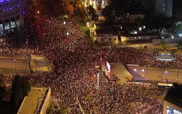 Thousands of anti-government protesters rally at the junnction of Kaplan and Begin Streets in Tel Aviv, April 20, 2024. (Aviv Atlas / Pro-Democracy Protest Movement)
