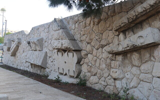 A stone relief with archeological motifs by Israeli sculptor Itzhak Danziger at the Hebrew University's Edmund J. Safra campus. (Shmuel Bar-Am)
