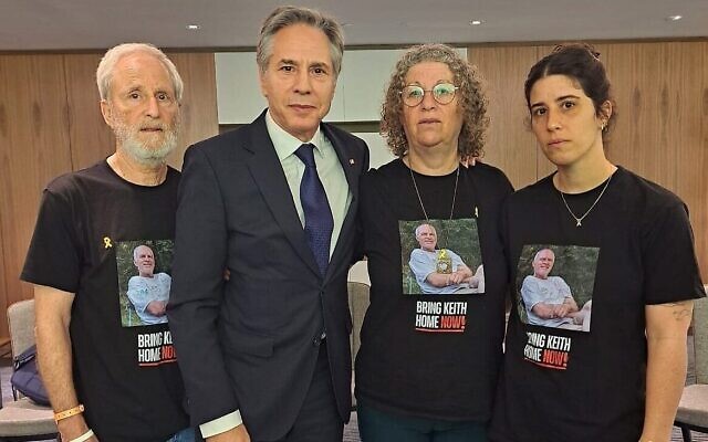 Lee Siegel (left), brother of hostage Keith Siegel, with US Secretary of State Antony Blinken, released hostage Aviva Siegel (middle) and her daughter, Shir Siegel on May 1, 2024 (Courtesy)