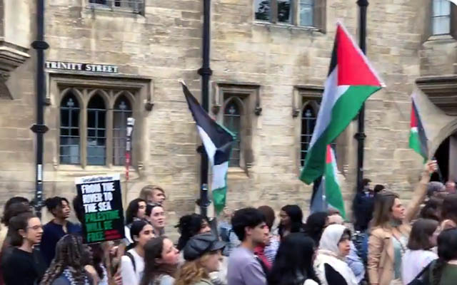 Students protest the war in Gaza at the University of Cambridge, UK. Protests have sprung up in Britain following the latest crackdowns on pro-Palestinian, anti-Israel student protests in the US. (Screenshot: X; used in accordance with Clause 27a of the Copyright Law)