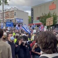 Counterprotesters, many waving Israeli flags, gather outside Phoenix in London on May 24, 2024, during a screening of the "Supernova" documentary. (Screenshot: X; used in accordance with Clause 27a of the Copyright Law)