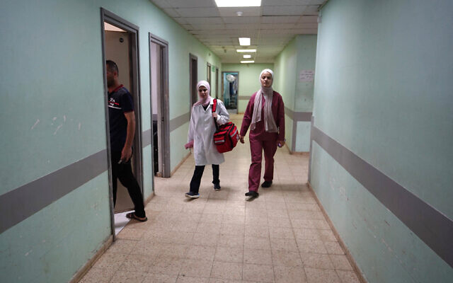 Nhân viên y tế đi bộ tại bệnh viện Châu Âu ở Khan Yunis, phía nam Dải Gaza vào ngày 17/5/2024. (AFP)