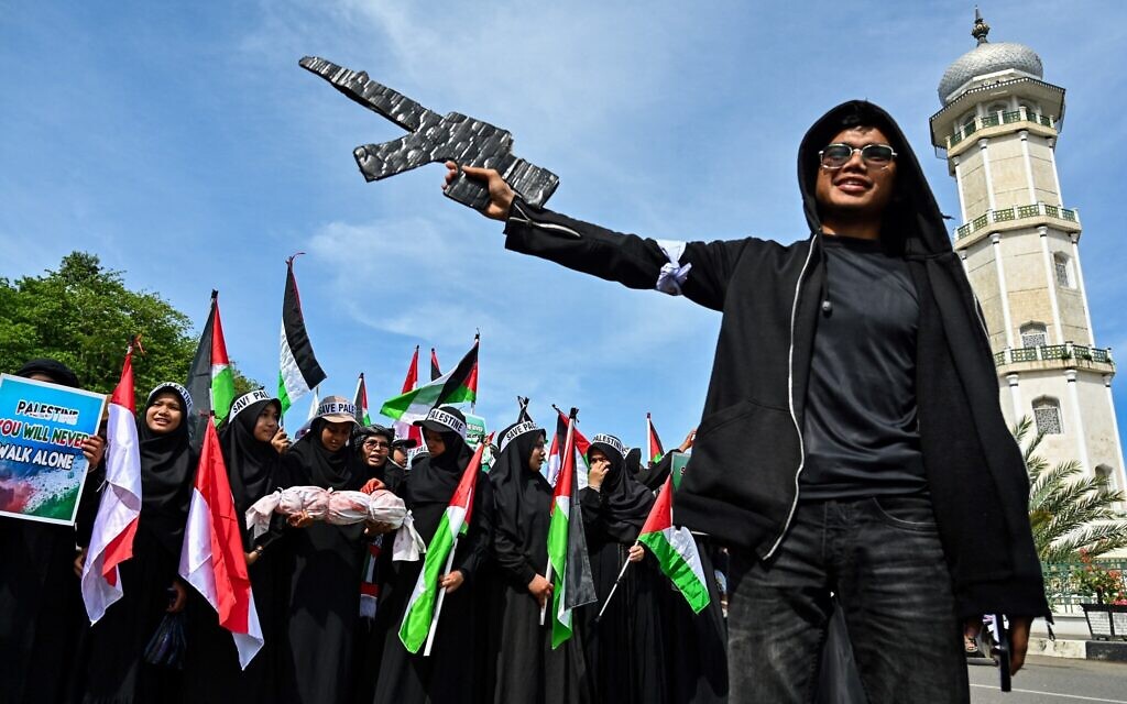 Pro-Palestinian activists demonstrate against Israel, in Banda Aceh, Indonesia on May 18, 2024. (Photo by CHAIDEER MAHYUDDIN / AFP)