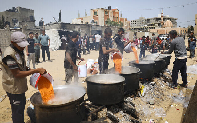 Volunteers prepare food for displaced Palestinians in Rafah, in the southern Gaza Strip, May 19, 2024. (AFP)