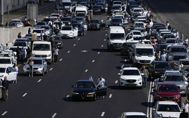 Traffic stops during a two-minute siren in memory of victims of the Holocaust, in Tel Aviv, May 6, 2024 (AP Photo/Ariel Schalit)
