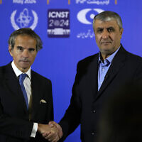 Director General Rafael Grossi of the International Atomic Energy Organization, IAEA, left, and head of Iran's atomic energy department Mohammad Eslami shake hands at the conclusion of their joint press conference after their meeting in the central city of Isfahan, Iran, Tuesday, May 7, 2024. (AP Photo/Vahid Salemi)