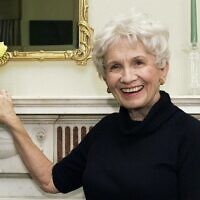 Canadian author Alice Munro poses for a photograph at the Canadian Consulate's residence in New York, October 18, 2002. (AP Photo/Paul Hawthorne, File)
