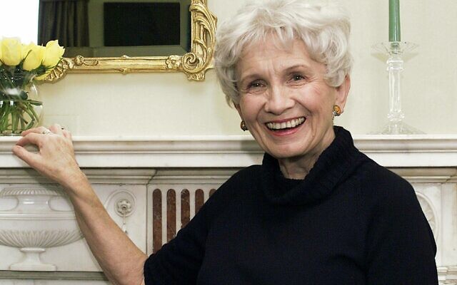 Canadian author Alice Munro poses for a photograph at the Canadian Consulate's residence in New York, October 18, 2002. (AP Photo/Paul Hawthorne, File)