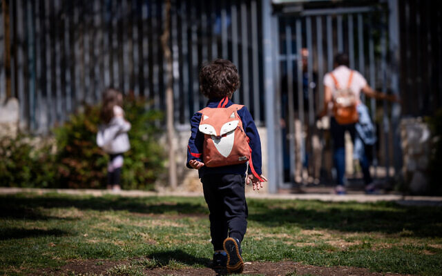 Students arrive at a school in central Jerusalem, on April 15, 2024. (Yonatan Sindel/Flash90)