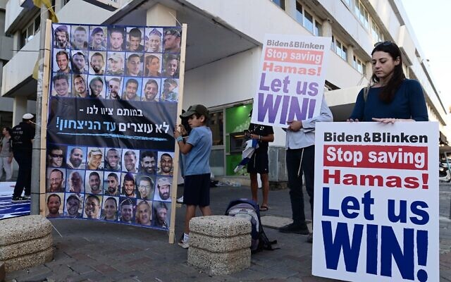 Demonstrators demand the continuation of fighting in the Gaza Strip outside the US Embassy Branch Office in Tel Aviv, May 7, 2024. (Tomer Neuberg/Flash90)