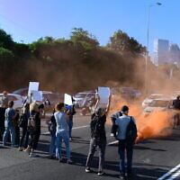 Israelis block the Ayalon Highway in Tel Aviv, during a protest calling for the release of Israelis held by Hamas terrorists in Gaza, May 8, 2024. (Tomer Neuberg/Flash90)