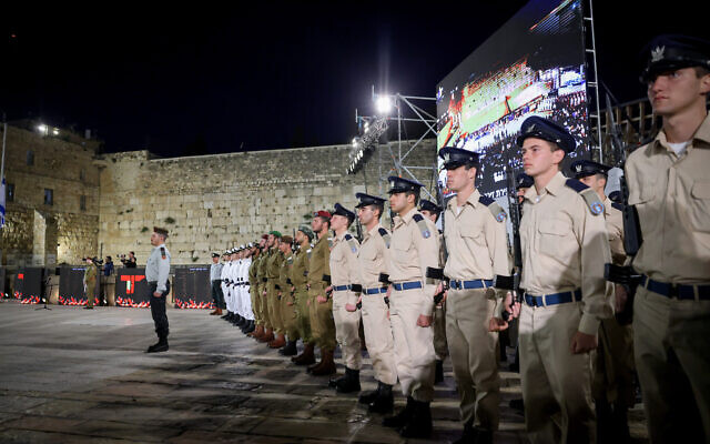 IDF soldiers stand to attention as the memorial siren sounds during the ceremony marking Memorial Day for Fallen Soldiers and Victims of Terror, at the Western Wall in Jerusalem's Old City, on May 12, 2024. (Chaim Goldberg/ Flash90)