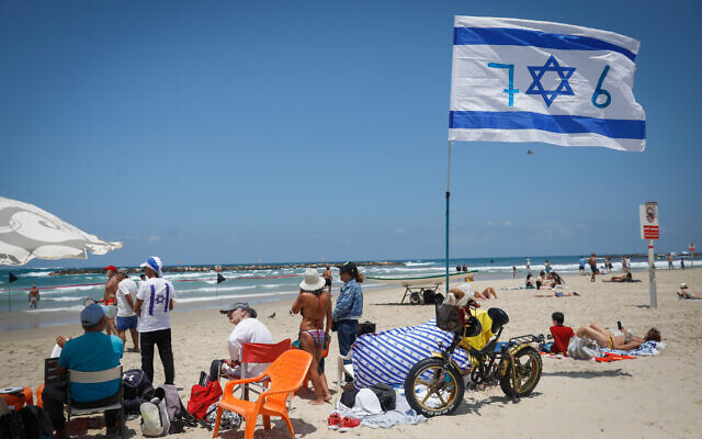 People at the beach in Tel Aviv on Israel's 76th Independence Day, May 14, 2024. (Miriam Alster/Flash90)