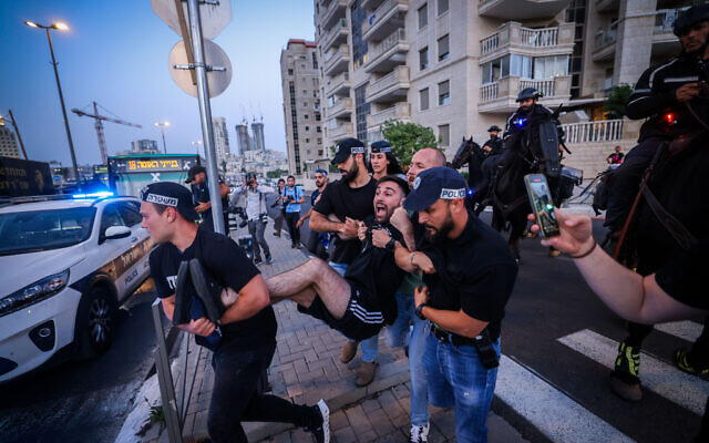 Police clash with demonstrators during a protest calling for early elections and for the release of hostages held in the Gaza Strip, near the Knesset in Jerusalem on May 20, 2024. (Chaim Goldberg/Flash90)