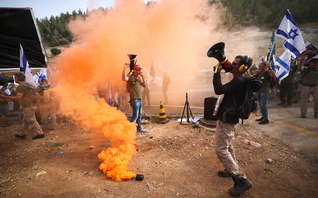 Members of the Brothers in Arms group protest against the government on the Tel Aviv-Jerusalem highway on May 20, 2024. (Yonatan Sindel/FLASH90)