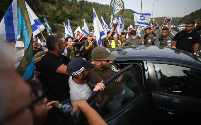 Members of the Brothers in Arms group protest against the government on the Tel Aviv-Jerusalem highway on May 20, 2024. (Yonatan Sindel/FLASH90)