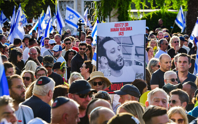 Family and friends and thousands of other Israelis attend the funeral service of Hanan Yablonka at Kiryat Shaul Cemetery in Tel Aviv, on May 26, 2024, two days after the IDF recovered his body from Gaza. (Avshalom Sassoni/Flash90)
