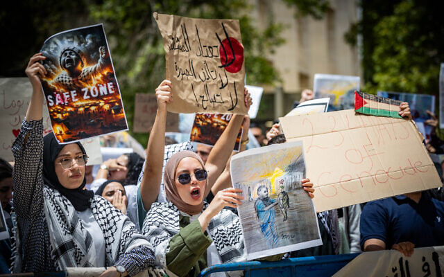Demonstrators protest against the war in Gaza, at the Hebrew University in Jerusalem, May 28, 2024. (Yonatan Sindel/Flash90)