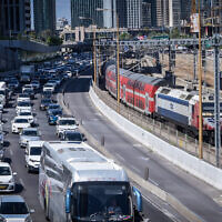 Heavy traffic on the Ayalon Highway in Tel Aviv, May 30, 2024. (Avshalom Sassoni/Flash90)