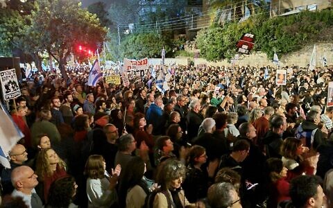 Large crowds rally on Balfour Street in Jerusalem, near the prime minister's residence, to urge a deal for the release of hostages held by Hamas in Gaza, May 4, 2024. (Courtesy: Pro-Democracy Protest Movement)