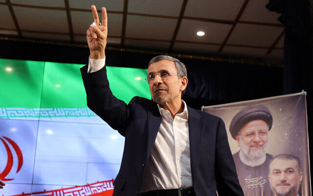 Cựu tổng thống Iran Mahmoud Ahmadinejad được nhìn thấy sau khi đăng ký ứng cử vào cuộc bầu cử tổng thống sắp tới của Iran tại Tehran, ngày 2 tháng 6 năm 2024. (Atta Kenare/AFP)