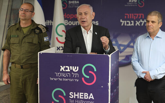 Премьер-министр Биньямин Нетаньяху выступает на пресс-конференции в медицинском центре Шиба в Рамат-Гане после посещения четырех спасенных заложников и членов их семей, 8 июня 2024 г. (ДЖЕК ГЕС/ПУЛ/AFP)