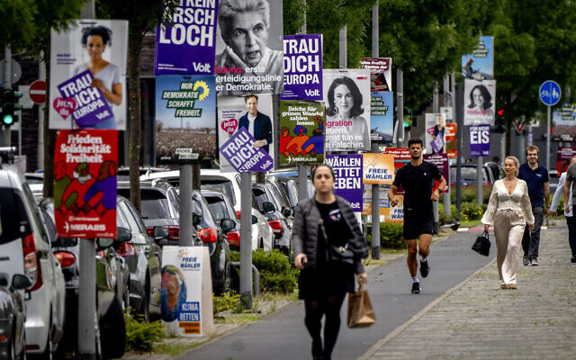 Люди проходят мимо предвыборных плакатов европейских выборов во Франкфурте, Германия, 6 июня 2024 года. (AP Photo/Michael Probst)