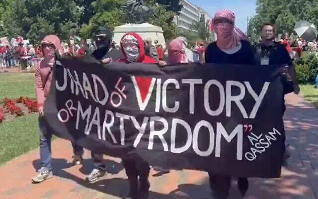 Anti-Israel protesters hold a banner hailing the Hamas terror group's military wing and calling for "jihad of victory or martyrdom," across from the White House in Washington, June 9, 2024. (Screen capture: X, used in accordance with Clause 27a of the Copyright Law)