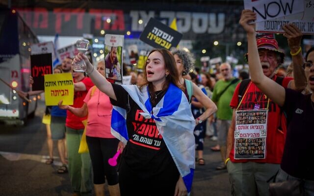 Demonstrators call for the release of Israeli hostages held in the Gaza Strip, outside the Defense Ministry in Tel Aviv, June 4, 2024. (Avshalom Sassoni/Flash90)