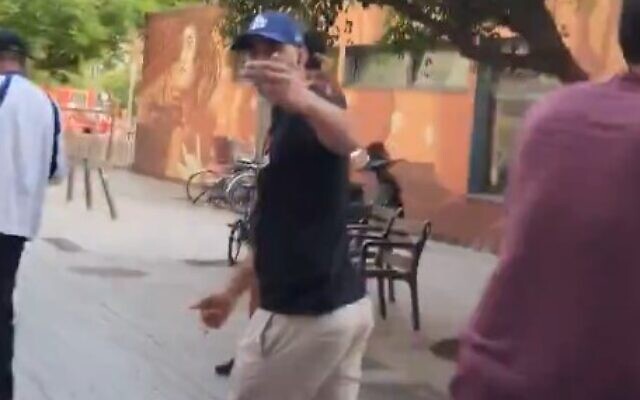 A man is seen cursing an Israeli in Barcelona, before the Israeli was assaulted on June 9, 2024 (Screencapture X :  used in accordance with Clause 27a of the Copyright Law)