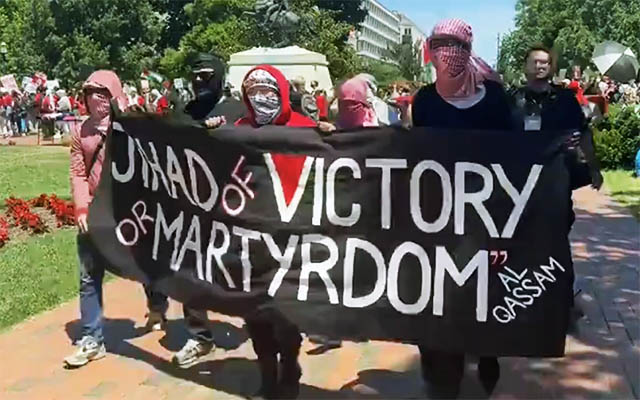 Anti-Israel protesters hold a banner hailing the Hamas terror group's military wing and calling for "jihad of victory or martyrdom," across from the White House in Washington, June 9, 2024. (Screen capture: X, used in accordance with Clause 27a of the Copyright Law)