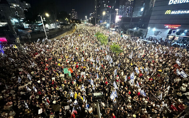 Large crowds gather near the Begin Gate of the Defense Ministry Headquarters in Tel Aviv on June 1, 2024, demanding the government accept the hostage release proposal as laid out by President Joe Biden (Oded Engel / Pro-Democracy Reform Movement)
